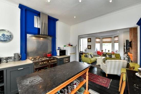 Quirky 4 Bedroom Apartment With Terrace Cardiff Exterior photo